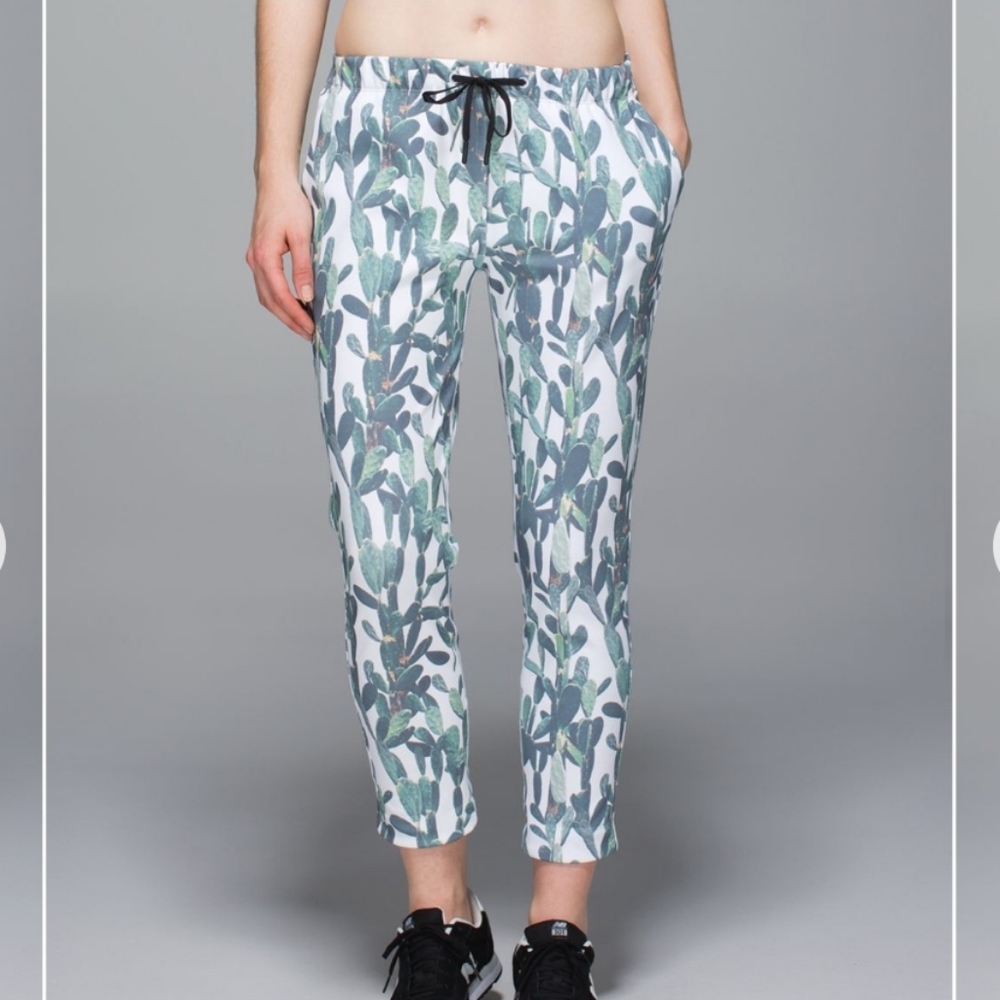 LULULEMON EUC jet crop